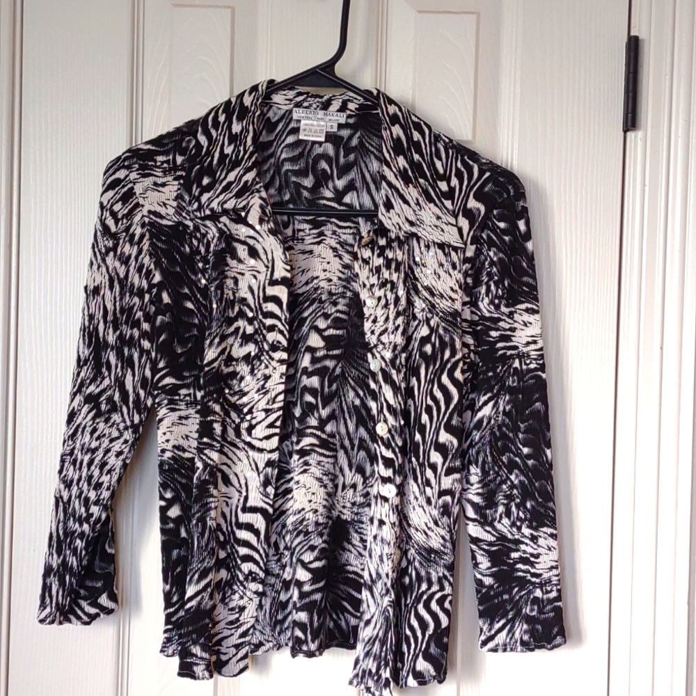 Alberto Makali Small sequined 3/4 sleeve button down top.